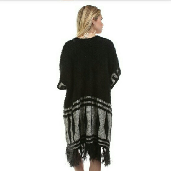 Beautiful Cardigan Sweater Tribal Print - Picture 4 of 5